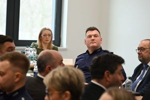 Na zdjęciu w mundurze Zastęp[ca Komendanta Miejskiego Policji w Rzeszowie podinsp. Maciej Gawryś, obok zaproszeni goście.