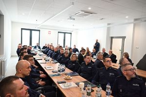 Na zdjęciu  stołach w lewej i prawej strony zaproszeni goście i karda kierownicza rzeszowskiej komendy.