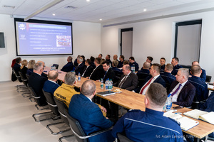 Na zdjęciu  stołach w lewej i prawej strony zaproszeni goście i karda kierownicza rzeszowskiej komendy.