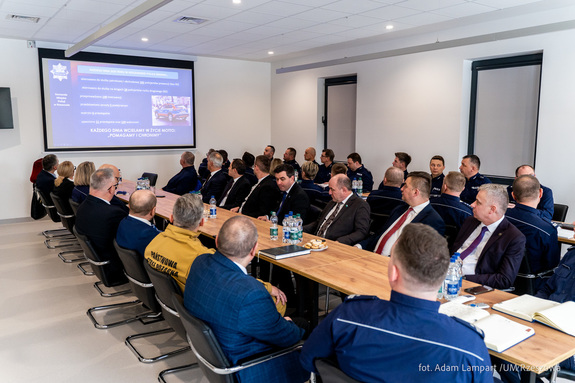 Na zdjęciu  stołach w lewej i prawej strony zaproszeni goście i karda kierownicza rzeszowskiej komendy.