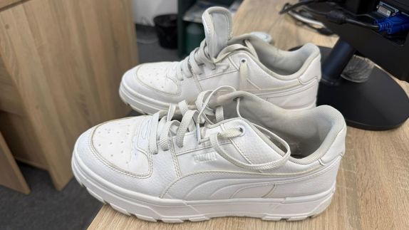 Sportowe buty koloru białego.