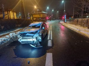 Na zdjęciu rozbity samochód osobowy.