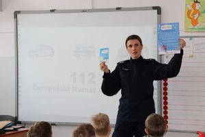 Policjantka z uczniami Szkoły Podstawowej Nr 1 w Niechobrzu.