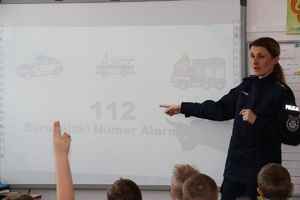 Policjantka z uczniami Szkoły Podstawowej Nr 1 w Niechobrzu.