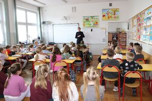 Policjantka z uczniami Szkoły Podstawowej Nr 1 w Niechobrzu.