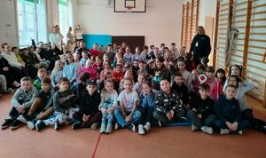 Na zdjęciu asp. sztab. Iwona Kruła z Komisariatu Policji Rzeszów Śródmieście na spotkaniu z uczniami SP nr 1 w Rzeszowie.