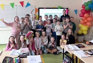 Na zdjęciu grupa dzieci ze szkoły podstawowej i dzielnicowa.