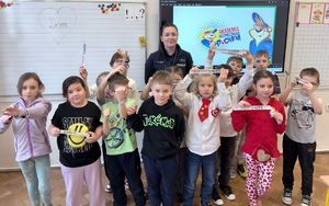 Na zdjęciu grupa dzieci ze szkoły podstawowej i dzielnicowa.