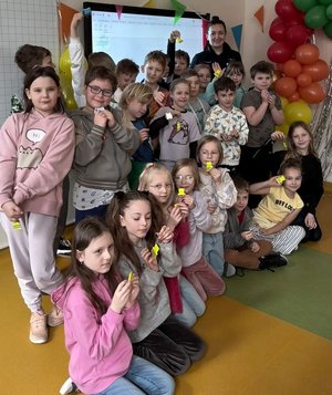 Na zdjęciu grupa dzieci ze szkoły podstawowej i dzielnicowa.