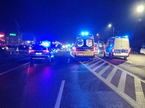 Na zdjęciu dwa radiowozy i karetka pogotowia.