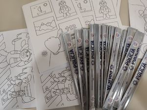 Na zdjęciu kolorowanki i opaski odblaskowe.