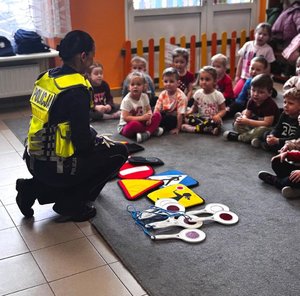 Na zdjęciu policjantka ruchu drogowego na spotkaniu z dziećmi w przedszkolu.