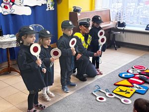 Na zdjęciu policjantka ruchu drogowego na spotkaniu z dziećmi w przedszkolu.