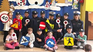 Na zdjęciu policjantka ruchu drogowego na spotkaniu z dziećmi w przedszkolu.