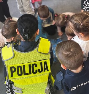 Na zdjęciu policjantka ruchu drogowego na spotkaniu z dziećmi w przedszkolu.