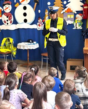 Na zdjęciu policjantka ruchu drogowego na spotkaniu z dziećmi w przedszkolu.