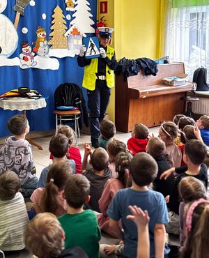 Na zdjęciu policjantka ruchu drogowego na spotkaniu z dziećmi w przedszkolu.