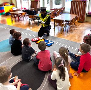 Na zdjęciu policjantka ruchu drogowego na spotkaniu z dziećmi w przedszkolu.