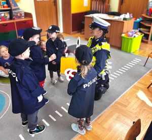 Na zdjęciu policjantka ruchu drogowego na spotkaniu z dziećmi w przedszkolu.