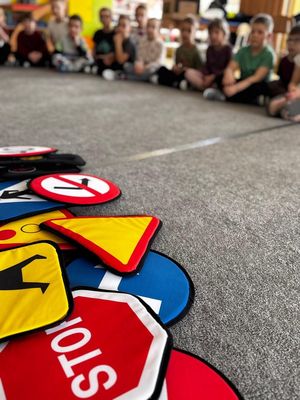 Na zdjęciu policjantka ruchu drogowego na spotkaniu z dziećmi w przedszkolu.