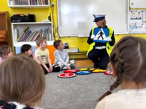 Na zdjęciu policjantka ruchu drogowego na spotkaniu z dziećmi w przedszkolu.