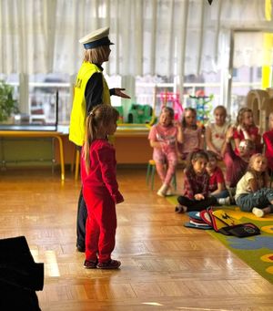 Na zdjęciu policjantka ruchu drogowego na spotkaniu z dziećmi w przedszkolu.