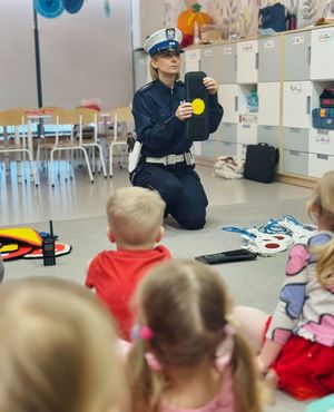 Na zdjęciu policjantka ruchu drogowego na spotkaniu z dziećmi w przedszkolu.