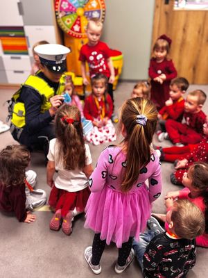 Na zdjęciu policjantka ruchu drogowego na spotkaniu z dziećmi w przedszkolu.