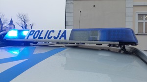 Na zdjęciu belka policyjnego radiowozu z napisem policja.