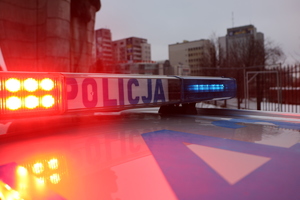 Na zdjęciu belka policyjnego radiowozu z napisem policja.
