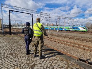 Na zdjęciu policjant i funkcjonariusz Wojsk Obrony Terytorialnej