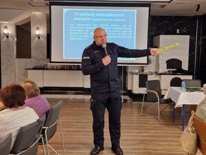 Na zdjęciu asp. sztab. Tomasz Surowiak wraz z uczestnikami spotkania.