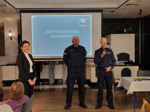 Na zdjęciu funkcjonariusze policji i uczestnicy spotkania.