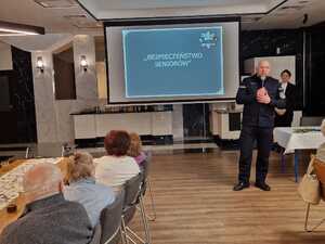 Na zdjęciu policjant i uczestnicy spotkania.