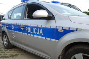 Na zdjęciu belka policyjnego radiowozu z napisem policja.
