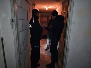 Policjanci i pracownicy socjalni w trakcie działań "Ogólnopolskie liczenie osób bezdomnych".