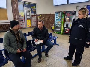 Policjanci i pracownicy socjalni w trakcie działań "Ogólnopolskie liczenie osób bezdomnych".