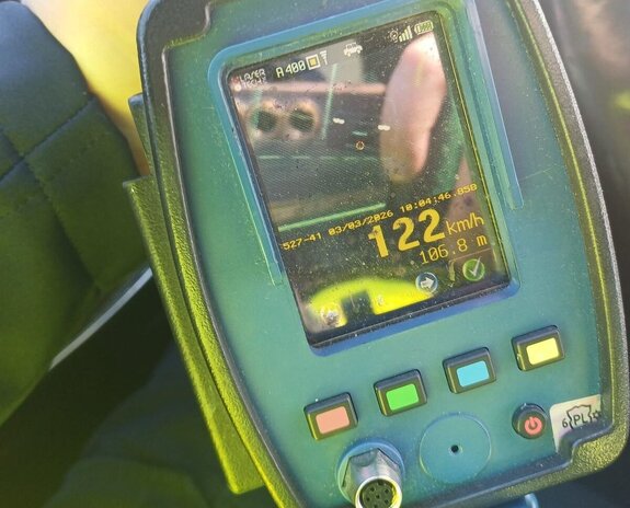 Na zdjęciu wyświetlacz ręcznego miernika prędkości.