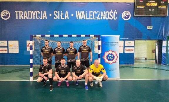 Na zdjęciu funkcjonariusze biorący udział w turnieju.