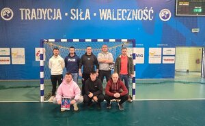 Na zdjęciu funkcjonariusze biorący udział w turnieju.