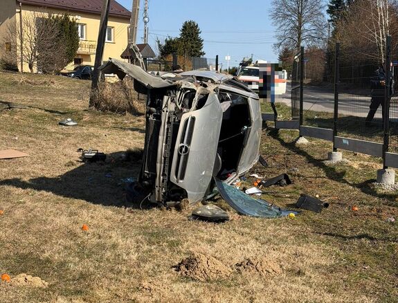 Na zdjęciu pojazd przewrócony na bok.