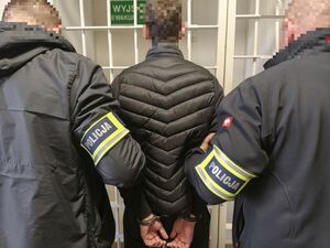 Na zdjęciu policjanci z wydziału kryminalnego wraz z zatrzymanym.