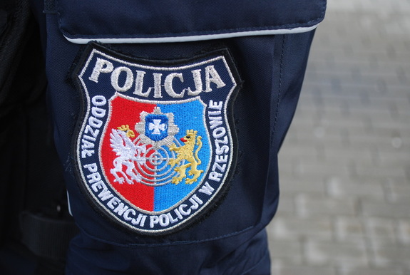Na zdjęciu naramienna naszywka z napisem Oddział Prewencji Policji w Rzeszowie.