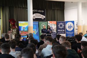 Na zdjęciu policjantki z wydziału ruchu drogowego komendy miejskiej oraz uczestnicy konkursu.