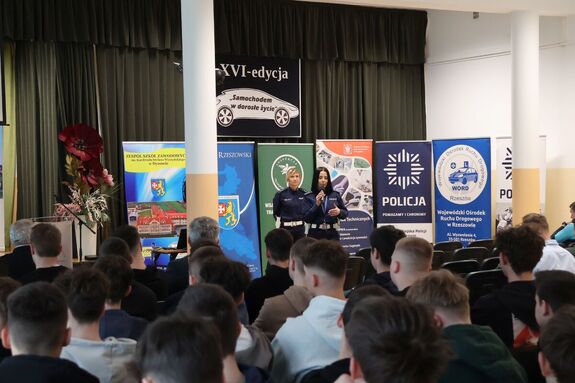 Na zdjęciu policjantki z wydziału ruchu drogowego komendy miejskiej oraz uczestnicy konkursu.