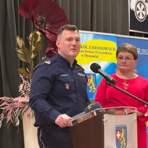 Na zdjęciu Zastępca Komendanta Miejskiego Policji w Rzeszowie podinsp. Maciej Gawryś oraz Dyrektor ZSZ w Dynowie mgr Halina Cygan.