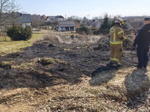 Na zdjęciu funkcjonariusz Straży Pożarnej i Policjant na miejscu zdarzenia.