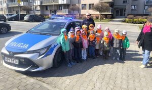 Na zdjęciu dzielnicowy wraz z przedszkolakami.