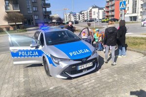 Na zdjęciu dzielnicowy wraz z przedszkolakami.