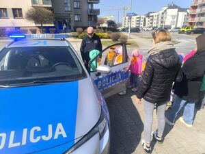 Na zdjęciu dzielnicowy wraz z przedszkolakami.